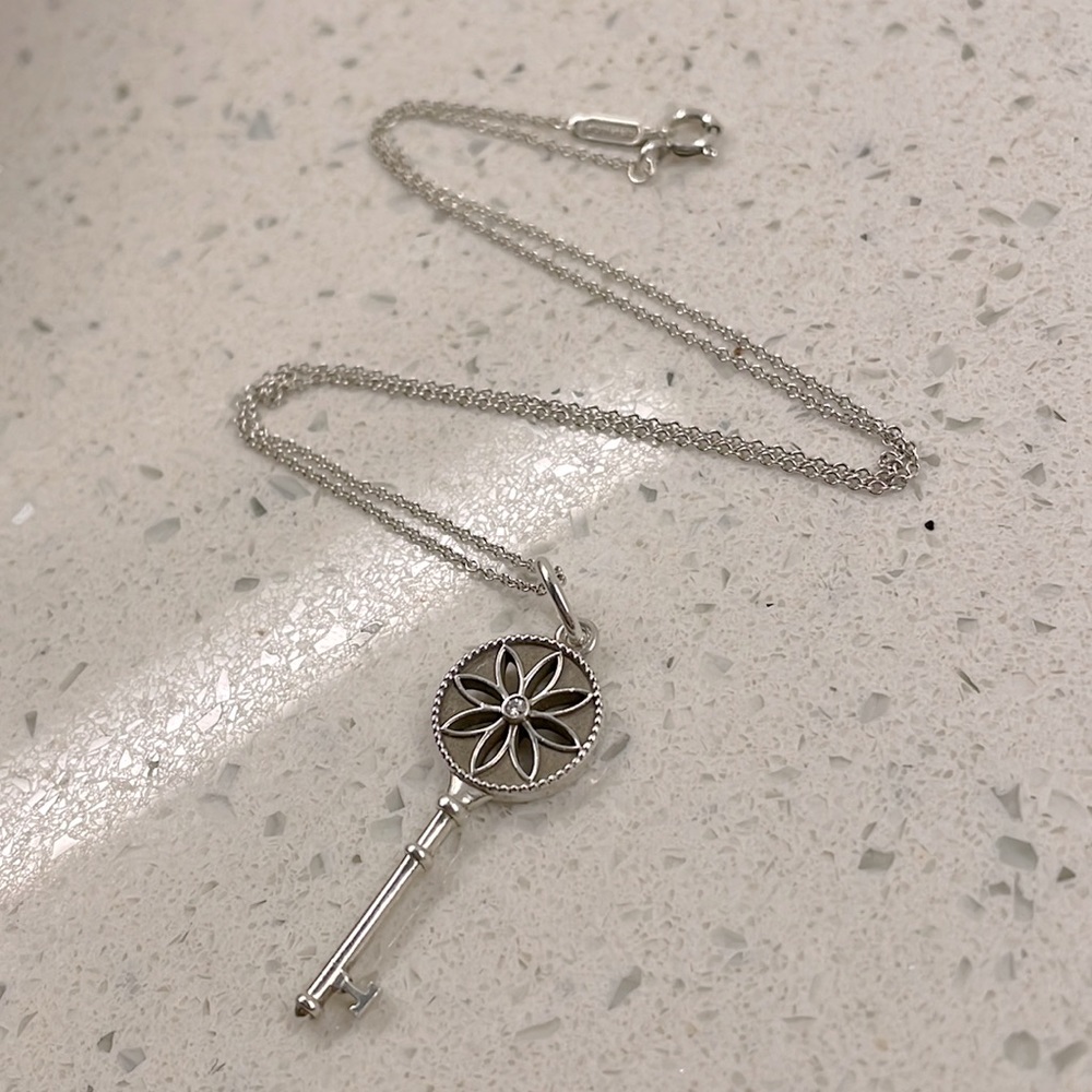 Tiffany’s daisy key with the chain